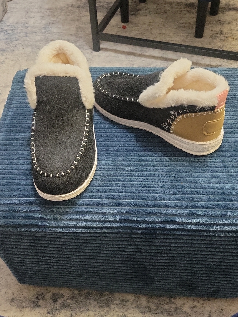 Cozy Women's Faux-Fur Lined Slip-On Slippers - Charcoal Gray